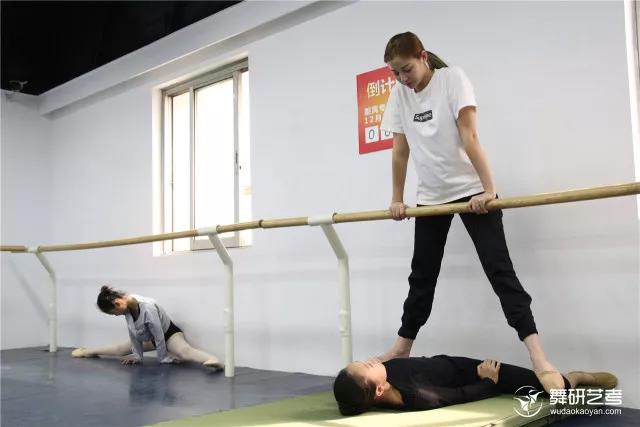 舞研少儿软度小课堂：胯