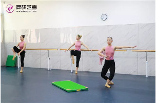 舞蹈生在练“劈叉”吗？注意这6点才能飞速提升！