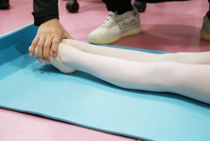 孩子练舞蹈基本功经常会膝盖疼？注意这4点避免受伤