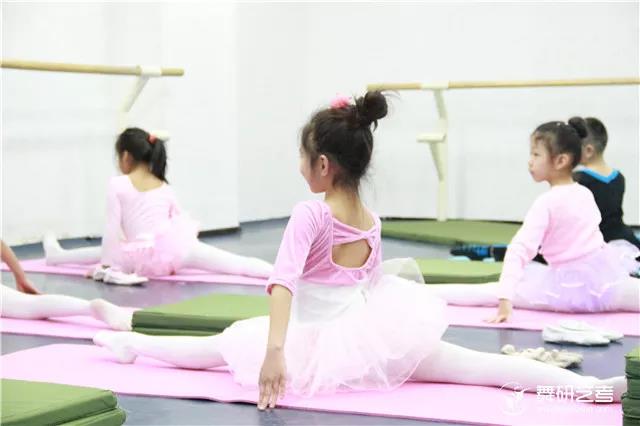孩子学舞蹈，不能按成人的套路要求孩子！