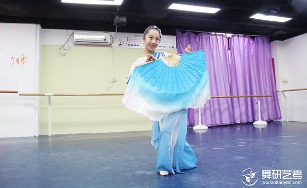 北京舞研艺考|为什么学舞蹈的孩子一眼就能认出？