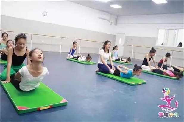 如何避免孩子练舞时受伤？这5个动作在家就要练起来！