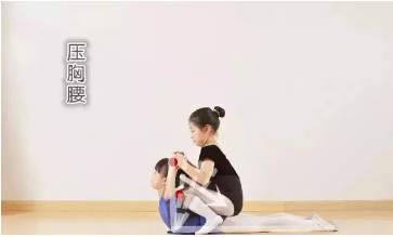 【舞蹈小课堂】幼儿学习舞蹈“压腰”，这样做就对了！