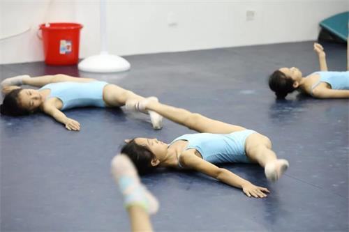 舞蹈老师太“凶”是好是坏？转给每一位正在学舞蹈的孩子！