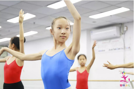 舞蹈附中艺考中，如何吸引考官的注意？