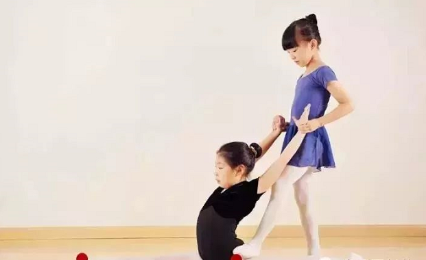 少儿舞蹈基本功教学：竖叉练习（附图文详解）