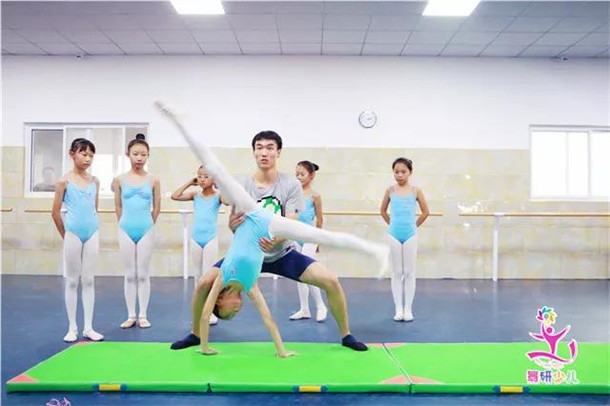 如何才能快速学会侧手翻呢？