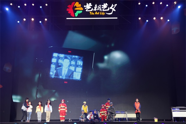 艺术节舞台上自信表演的孩子