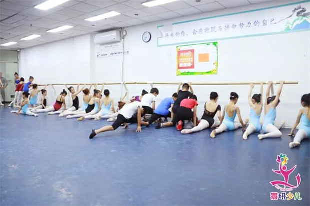 学舞蹈的孩子如何利用假期变得更优秀？她们已经从这里出发啦！
