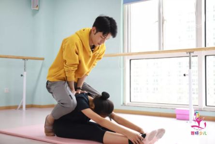 马伊琍女儿舞蹈大赛再次夺冠，文章全程陪伴：优秀的孩子离不开家长的支持~