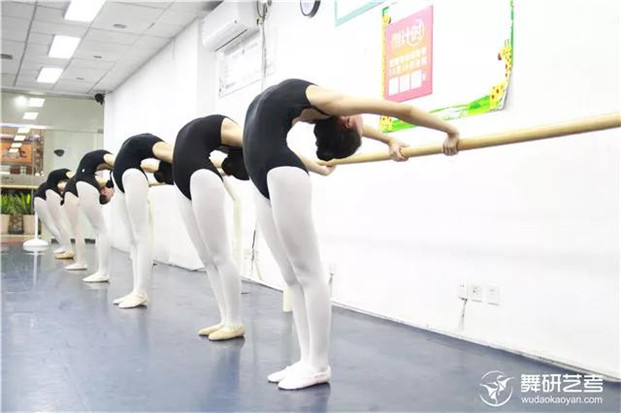 要考舞蹈附中的孩子必知：如何正确的进行基本功训练