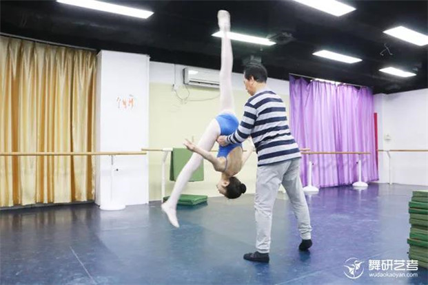 要考舞蹈附中的孩子必知：如何正确的进行基本功训练