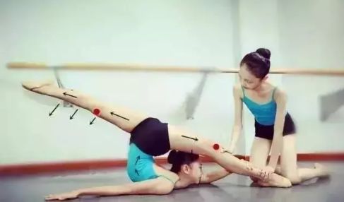 【舞蹈小课堂】“辅助压后腿”的正确练习方法！