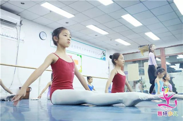 学舞蹈的孩子如何利用假期变得更优秀？她们已经从这里出发啦！