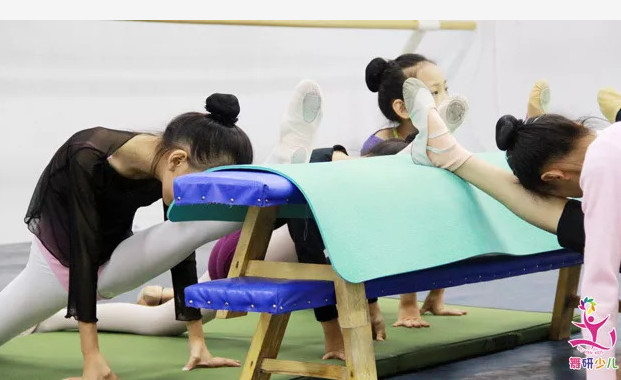 对一个姑娘的终极赞美：“你一定是学舞蹈的吧~”