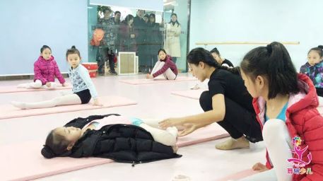 据说10个家长里面，有8个家长在让孩子“盲目”学舞蹈……