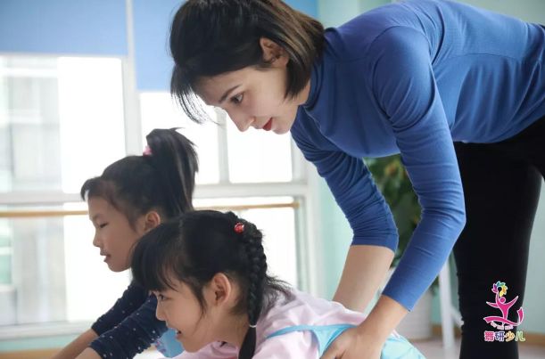 马伊琍女儿舞蹈大赛再次夺冠，文章全程陪伴：优秀的孩子离不开家长的支持~