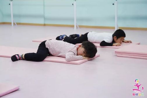 那些学习少儿舞蹈的孩子们过年在家也不能误了练功，这些家用训练指南赶紧提前收藏好！