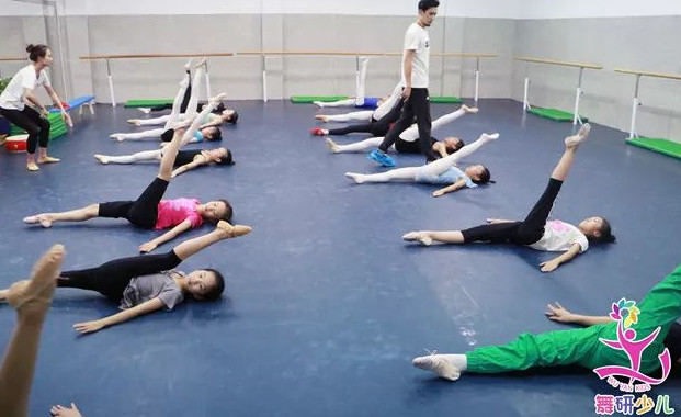 少儿舞蹈暑期集训实拍：软度是如何快速提升的？