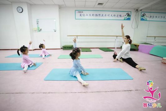 谁说学舞蹈会影响孩子长个儿？别再误传了！