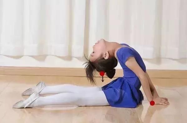 舞研少儿舞蹈小课堂：舞蹈前抢脸和后抢脸动作要领