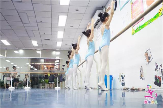 学舞蹈， 多少家长输给了这三个字！
