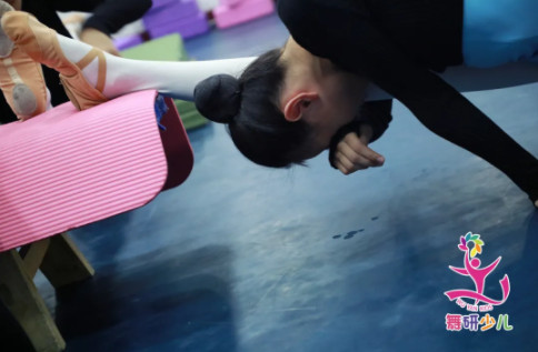 “学舞蹈那么苦，为什么你还愿意不停的跳？”