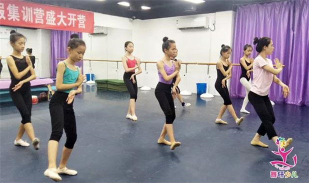 学习实况：热爱舞蹈的孩子，从来不怕吃苦！