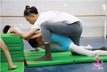 让孩子跟着老师学舞，并不是往功德箱里许愿啊……你得练啊！