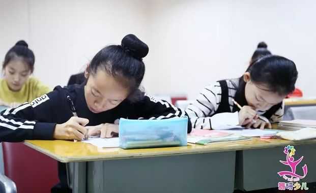 如你所见，备考北舞附中就是这么“苦”……