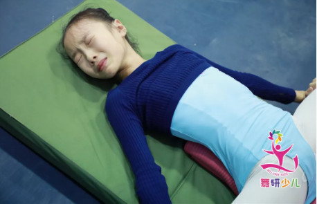 用一组照片证明：所有备考舞蹈附中的孩子，都逃不过“魔鬼软度课”……
