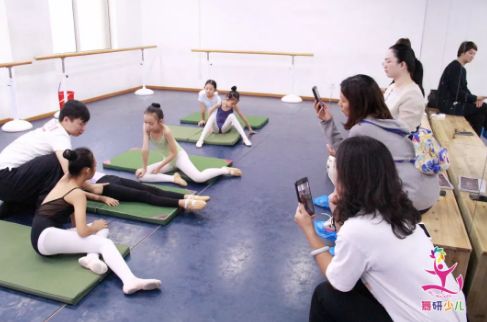 马伊琍女儿舞蹈大赛再次夺冠，文章全程陪伴：优秀的孩子离不开家长的支持~