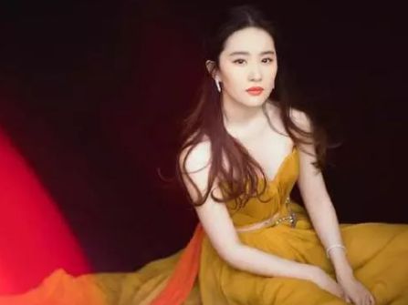 刘亦菲的“仙女背”美得让人窒息，真不愧是学舞蹈的神仙姐姐~