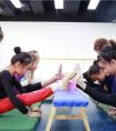 那些学舞蹈的“左”是国王。只有抵制这些，他们才能坚持到底！