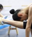 这孩子正在练习跳舞、拉韧带和哭泣。父母应该做什么？