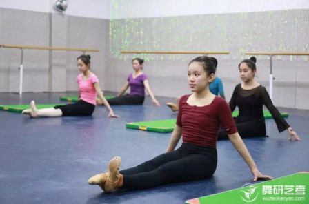 舞蹈最基础的部分——中国舞基本功的地面训练