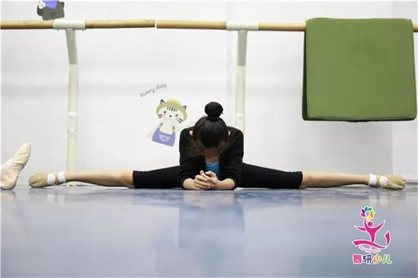 如何才能快速学会侧手翻呢？