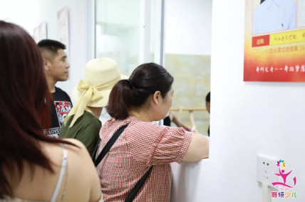 被陪伴孩子比赛的明星家长刷屏？重点不是“光环”，是陪伴~