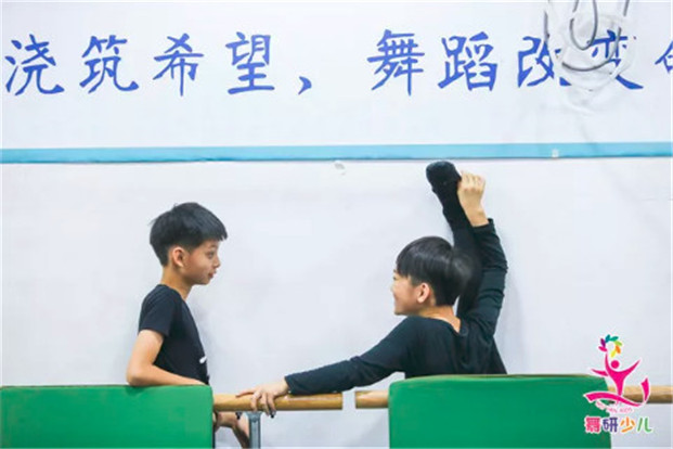 五一假期必备！教你如何用舞蹈动作给孩子凹造型~