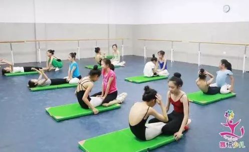 在练舞的过程中难免会出现受伤的现象，那么如何避免孩子练舞时受伤呢？