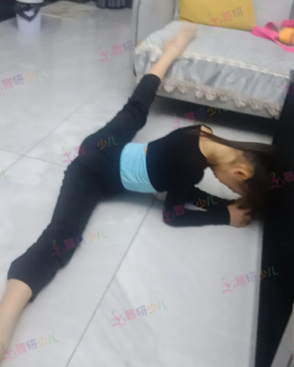 当舞蹈附中艺考生“宅在家”：用行动证明了舞蹈贵在自律和坚持！
