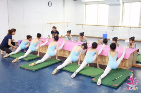 如何帮助孩子测试身体柔韧度？一起来做个测试吧~