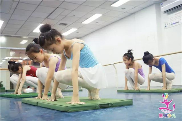舞蹈软开度练习的5大误区，很多孩子都中了最后一条！