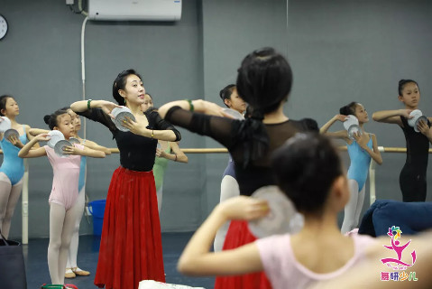 学舞蹈就是下腰、劈腿？不好意思，您走错门了……
