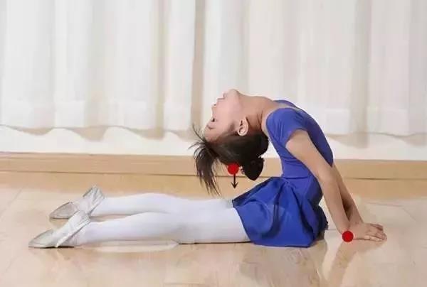 舞研少儿舞蹈小课堂：舞蹈前抢脸和后抢脸动作要领