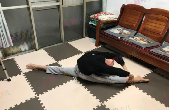 学舞蹈的孩子在家练功导致肌肉酸痛怎么办？教你缓解小妙招~