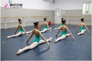 舞蹈生在练“劈叉”吗？注意这6点才能飞速提升！
