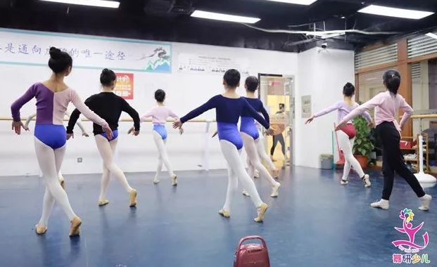 舞蹈生最灵验的锦鲤，就是坚持和努力丨舞研少儿寒假集训学习实况