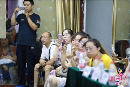 被陪伴孩子比赛的明星家长刷屏？重点不是“光环”，是陪伴~
