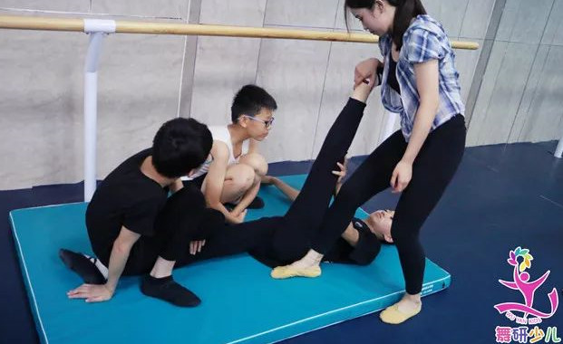 少儿舞蹈暑期集训实拍：软度是如何快速提升的？
